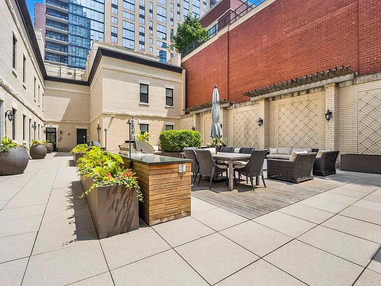 103 E Chestnut St #103 — Photo 8