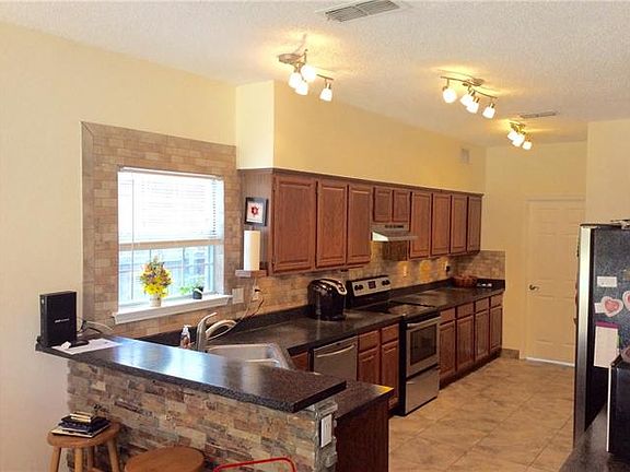 5th image of 1627 Caplin Dr