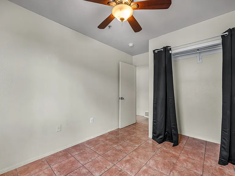 5231 Huntington Dr N #4 — Photo 9