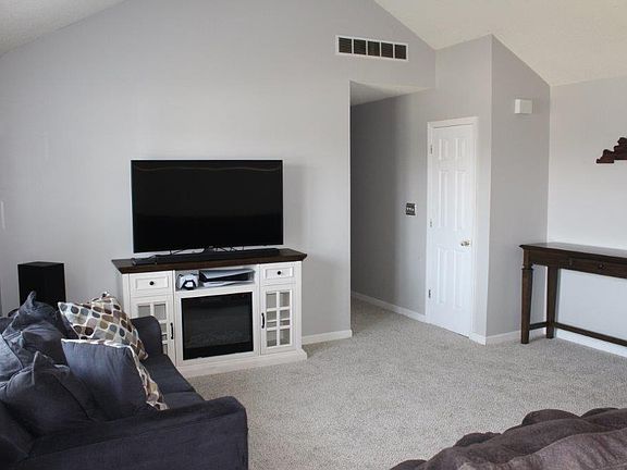 5th image of 136 Fox Tail Ln
