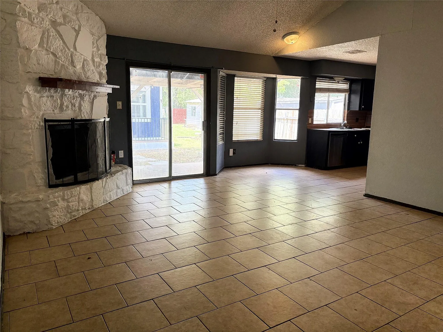 4 bed, 2.0 bath, 1503 sqft, $1,900 — Photo 4