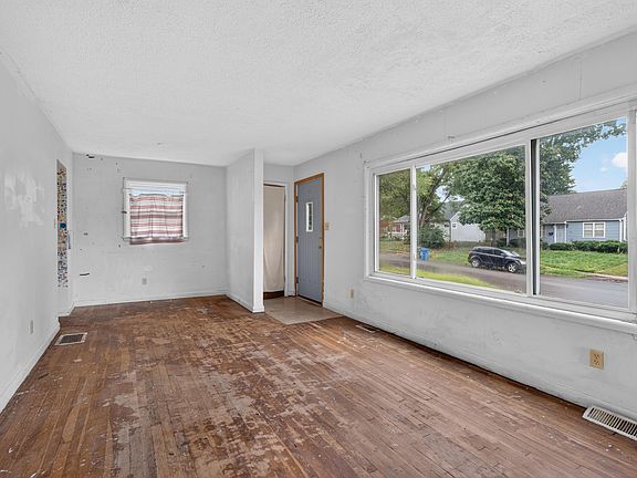 4th image of 815 Cheryl Ln