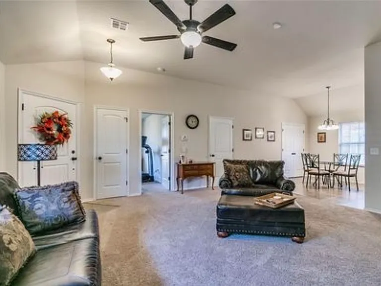 2400 Golden Ln — Photo 23