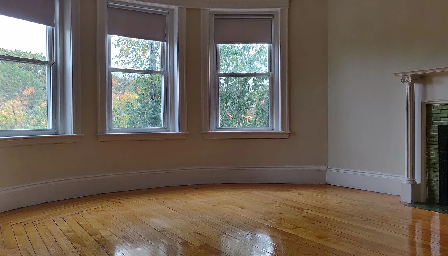 No Brokers Fee, No Security Deposit, Heat, Hot Water Included, Laundry on a Site, Parking for Rent — Photo 2