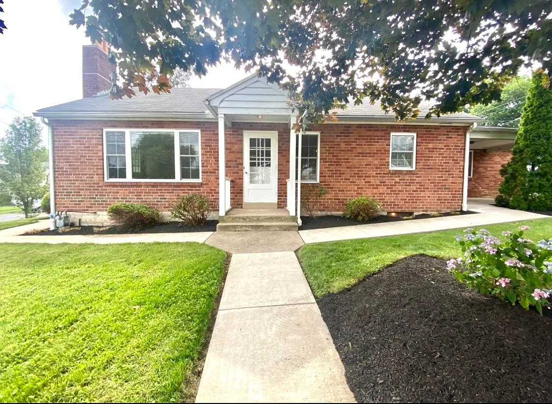 3 bed, 1.5 bath, 1493 sqft, $2,195 — Photo 2
