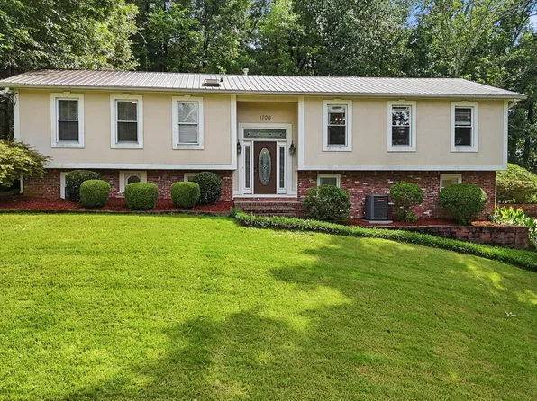 1700 Woodview Cir, Pelham, AL 35124