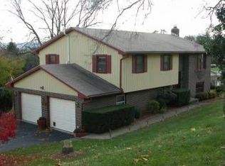 15 Stonecroft Dr, Easton, PA 18045