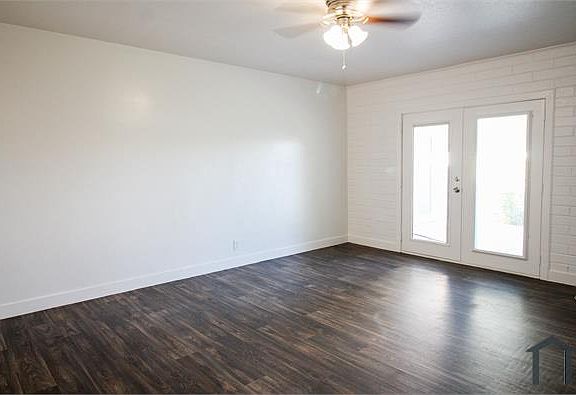 4th image of 315 W 10th Pl APT 8
