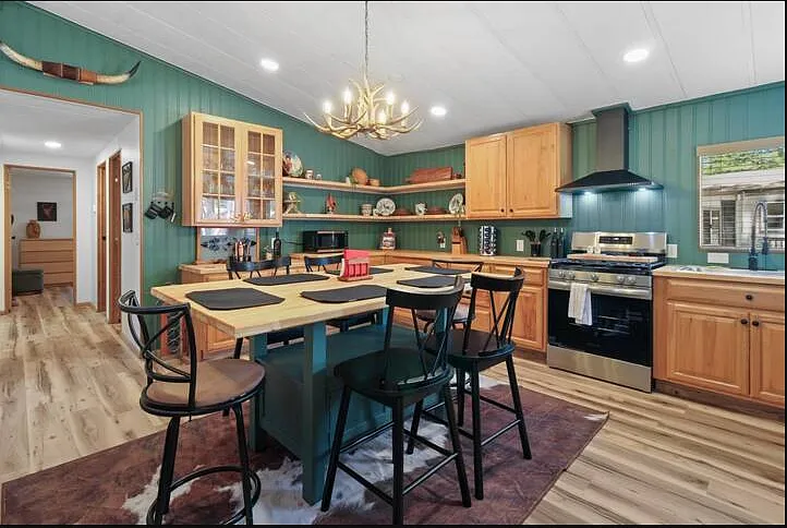 Standing Stool with the fully equipped kitchen