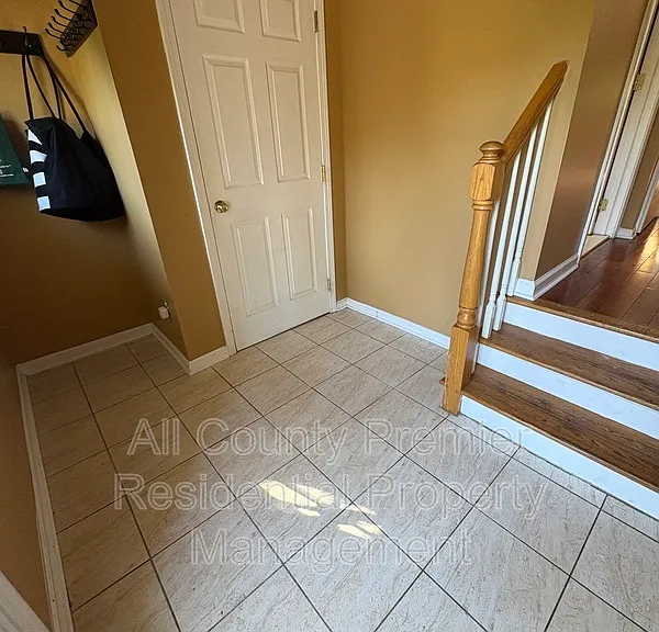 74 Oxford Ct — Photo 2