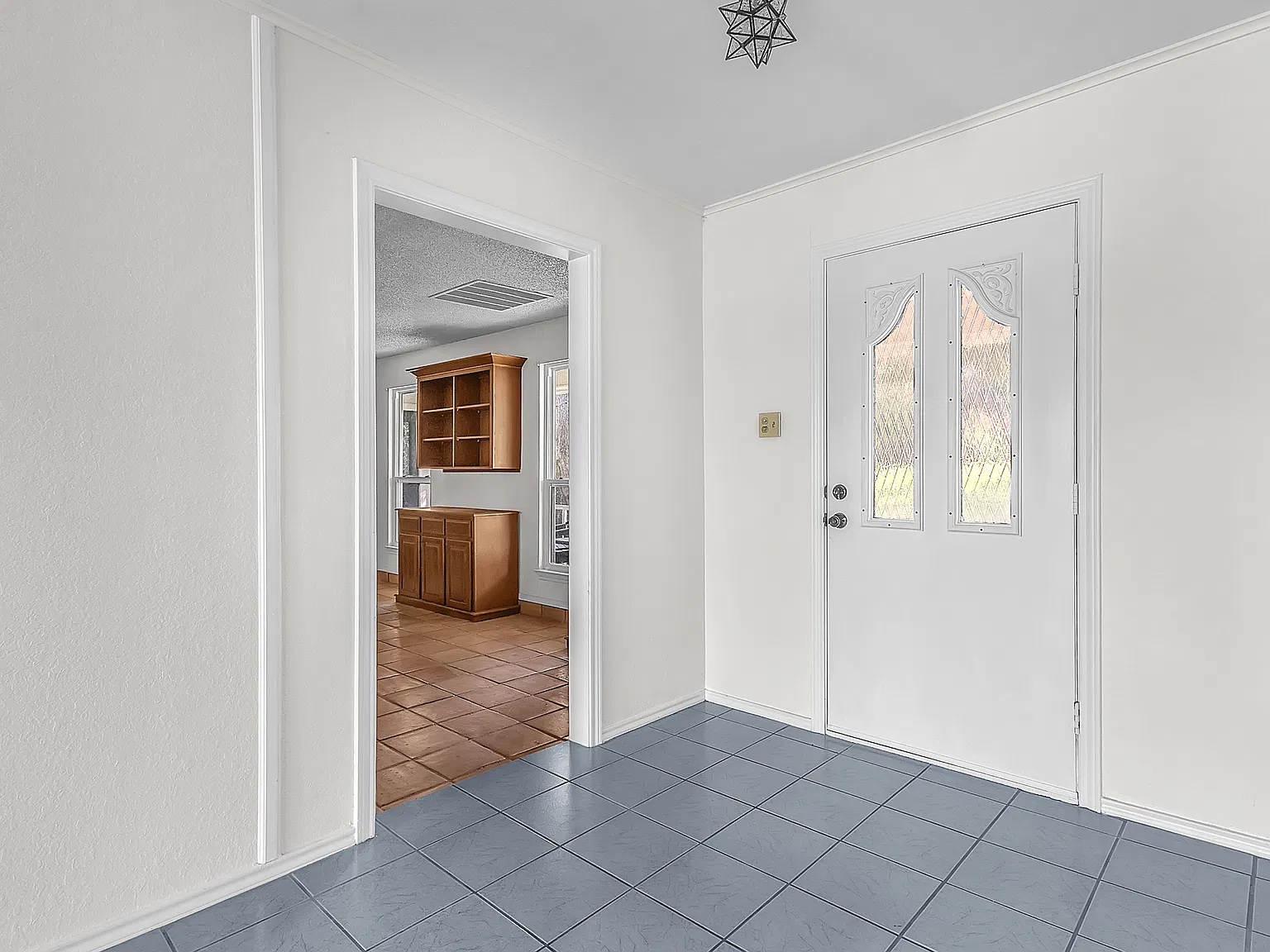 3 bed, 1934 sqft, $3,000 — Photo 2