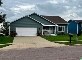 1904 Country Club Dr, Elk Point, SD 57025