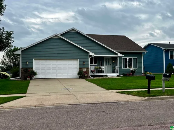 1904 Country Club Dr, Elk Point, SD 57025