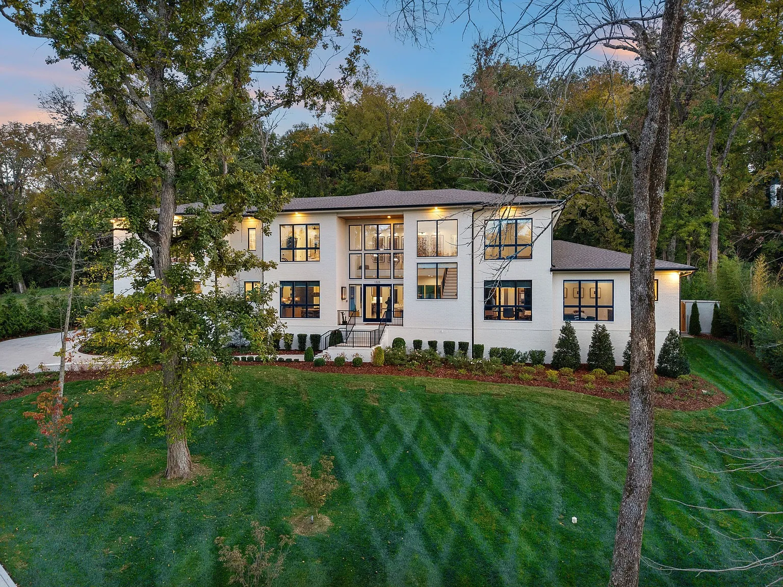 5 bed, 5.5 bath, 7961 sqft, $36,000 — Photo 3