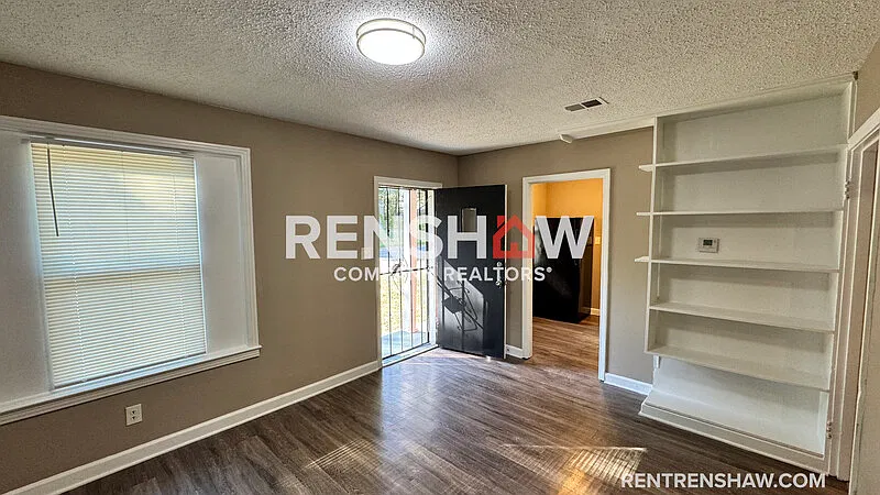 3 bed, 1.0 bath, 856 sqft, $1,085 — Photo 3