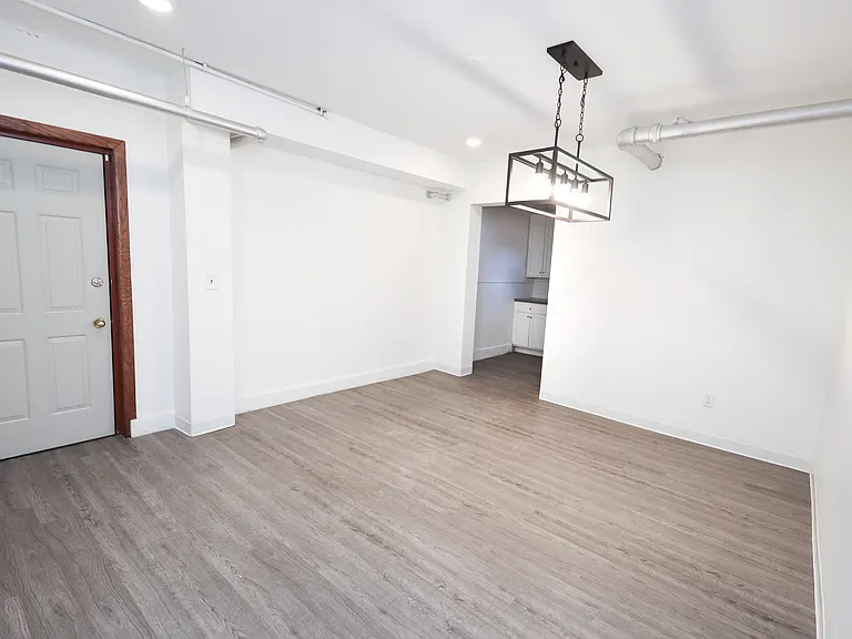 Yale Apartments — Photo 22