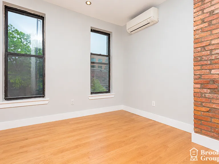 1493 Gates Ave #2D — Photo 5