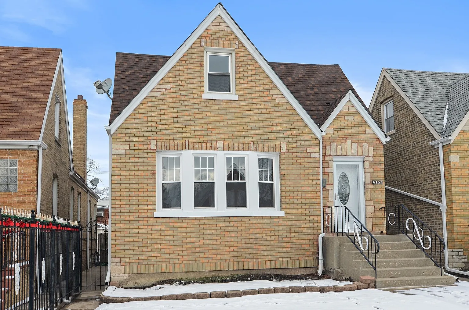 6154 W Fletcher St photo 1