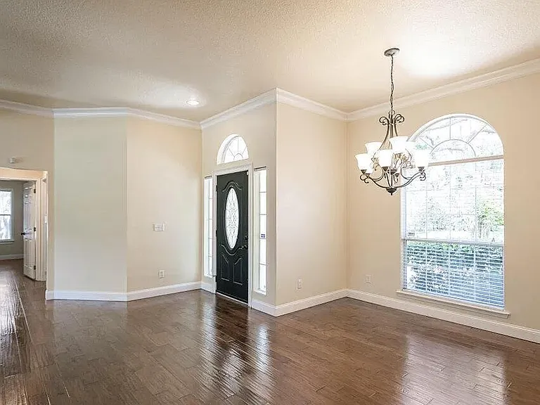 905 Quincy Ct — Photo 3