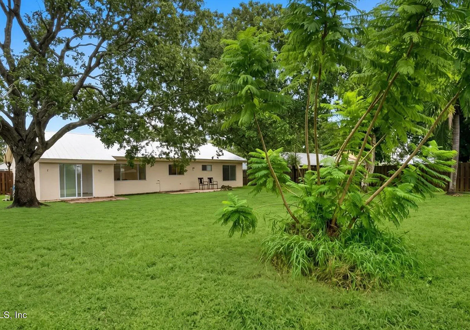 3 bed, 2.0 bath, 1320 sqft, $2,050 — Photo 3