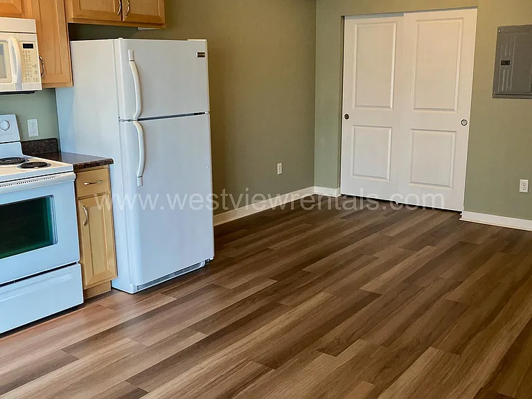 200 E Maple St — Photo 78