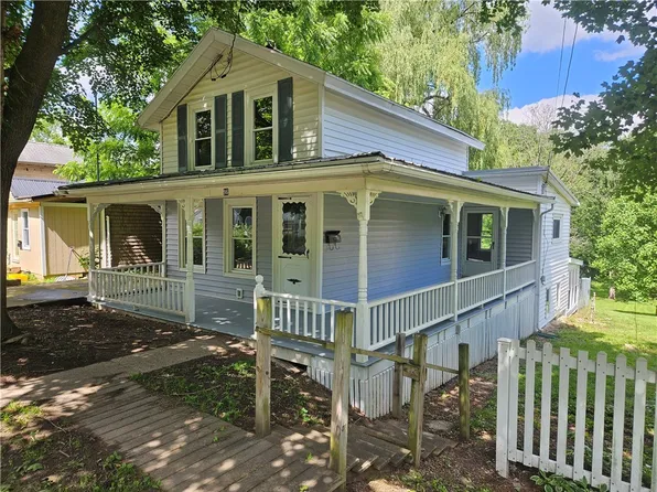 96 Maple St, Lyons, NY 14489