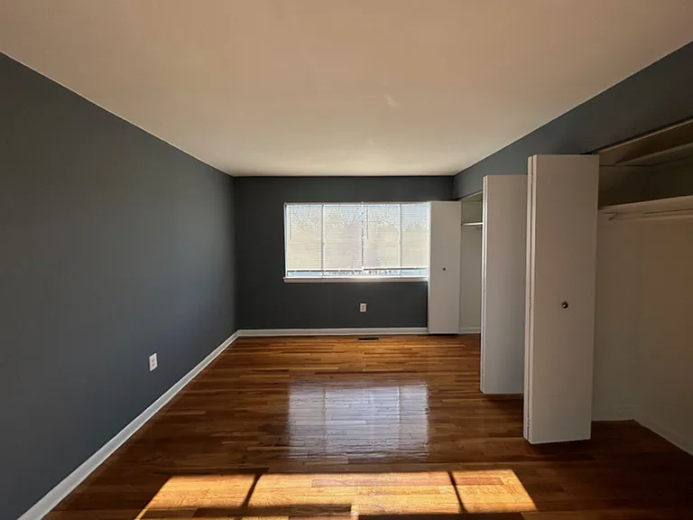 Hampshire House Apartments — Photo 5