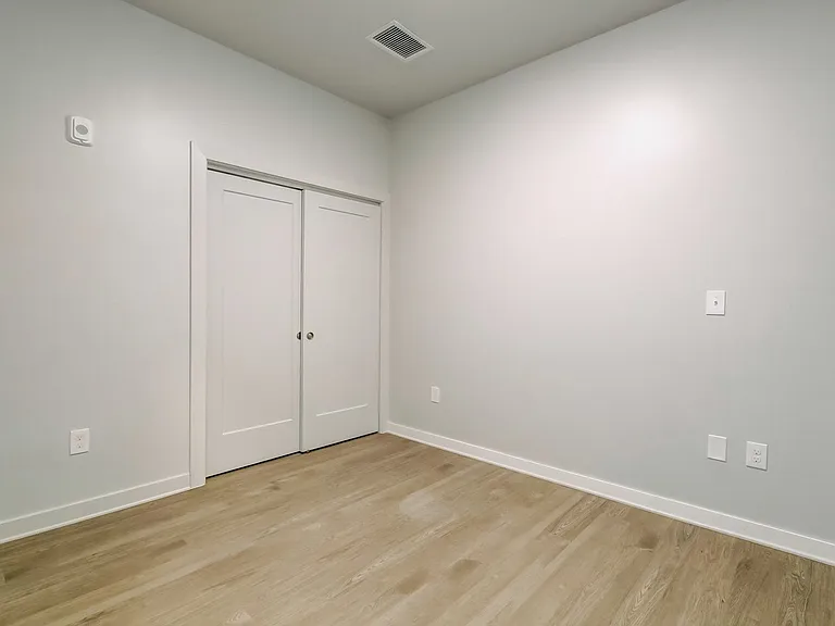 115 W Hamburg — Photo 16
