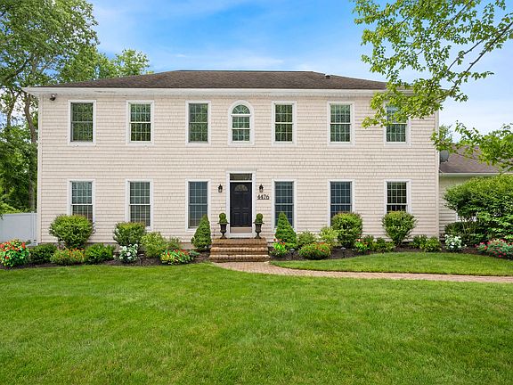 2nd image of 4476 Noyac Rd