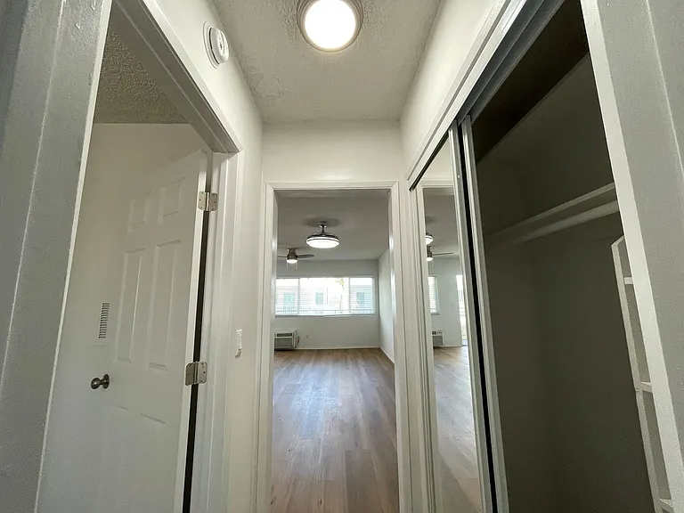 15925 Victory Blvd — Photo 16