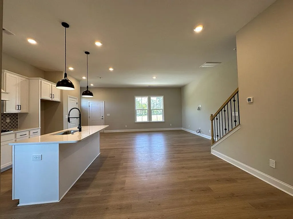 3 bed, 2.5 bath, 1849 sqft, $2,499 — Photo 3
