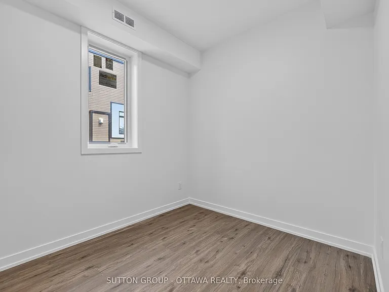 944 Woodroffe Ave — Photo 9