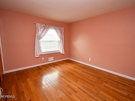 3rd image of 6 Mills Avenue