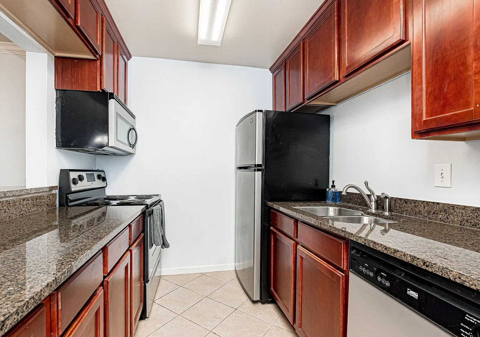2 Bedroom Downstairs condo available Now Near LSU — Photo 1
