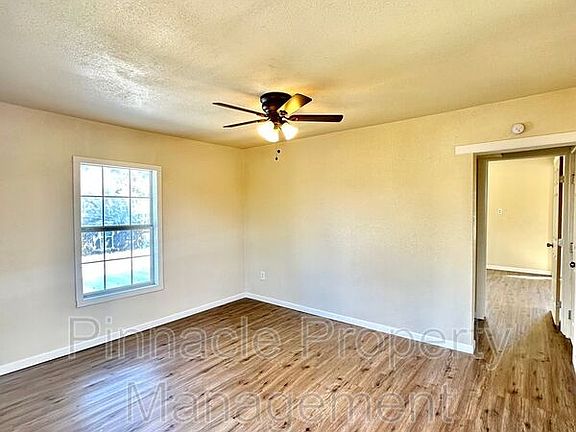 3rd image of 715 E Harris Ave