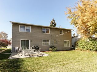 1105 S Sprucewood Dr, Mount Prospect, IL 60056