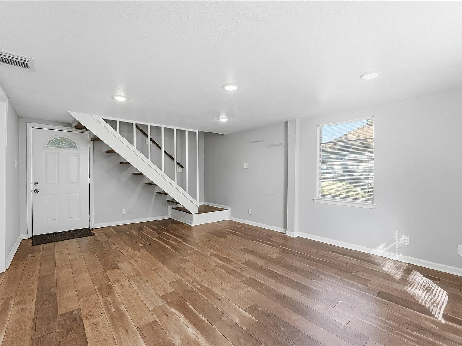 3 bed, 1.0 bath, 1100 sqft, $1,400 — Photo 2