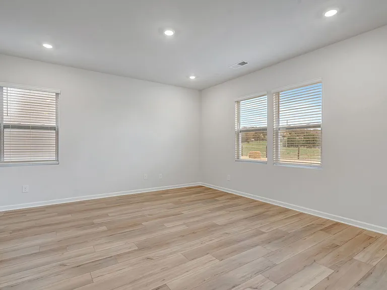 720 Emerson Ln — Photo 7