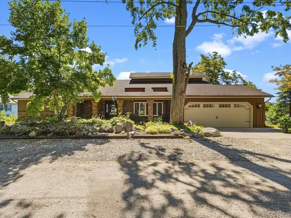 3232 Shady Oak Dr, Columbiaville, MI 48421
