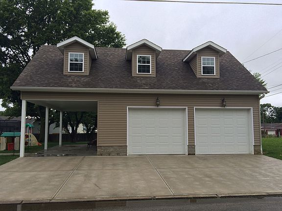Detached garage w/apartment
