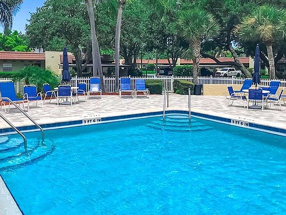 4th image of 1701 Pinehurst Rd APT 9E
