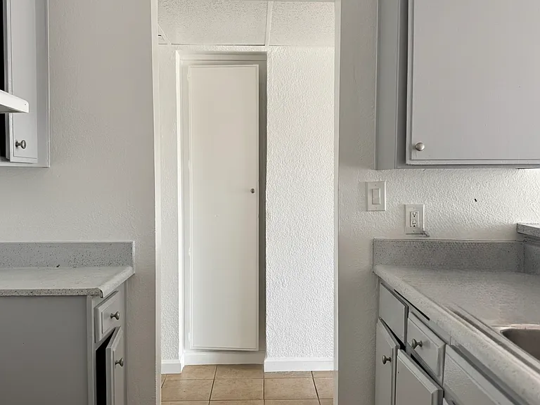 BERENDO APARTMENTS — Photo 27