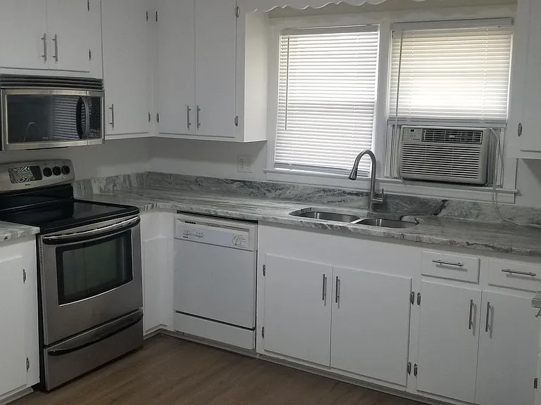 1439 Allen St — Photo 17