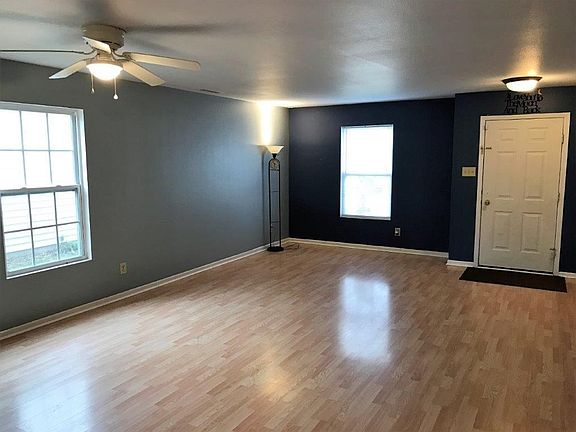 4th image of 10857 Woods Dr