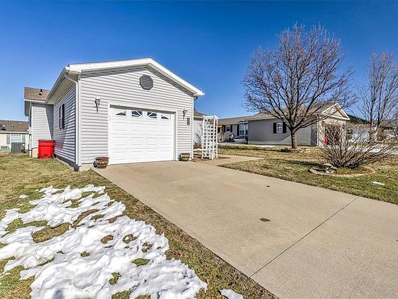 3rd image of 404 NE Poplar Ct