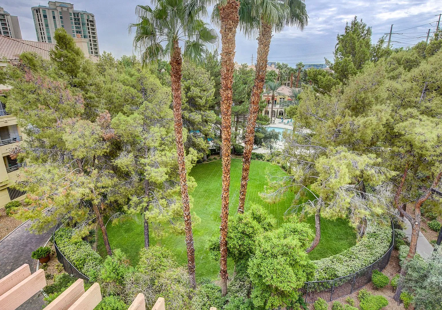 Spacious Penthouse available at the Meridian Private Residences. — Photo 1