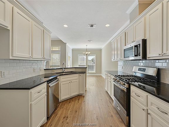4th image of 4006 Pomel Dr