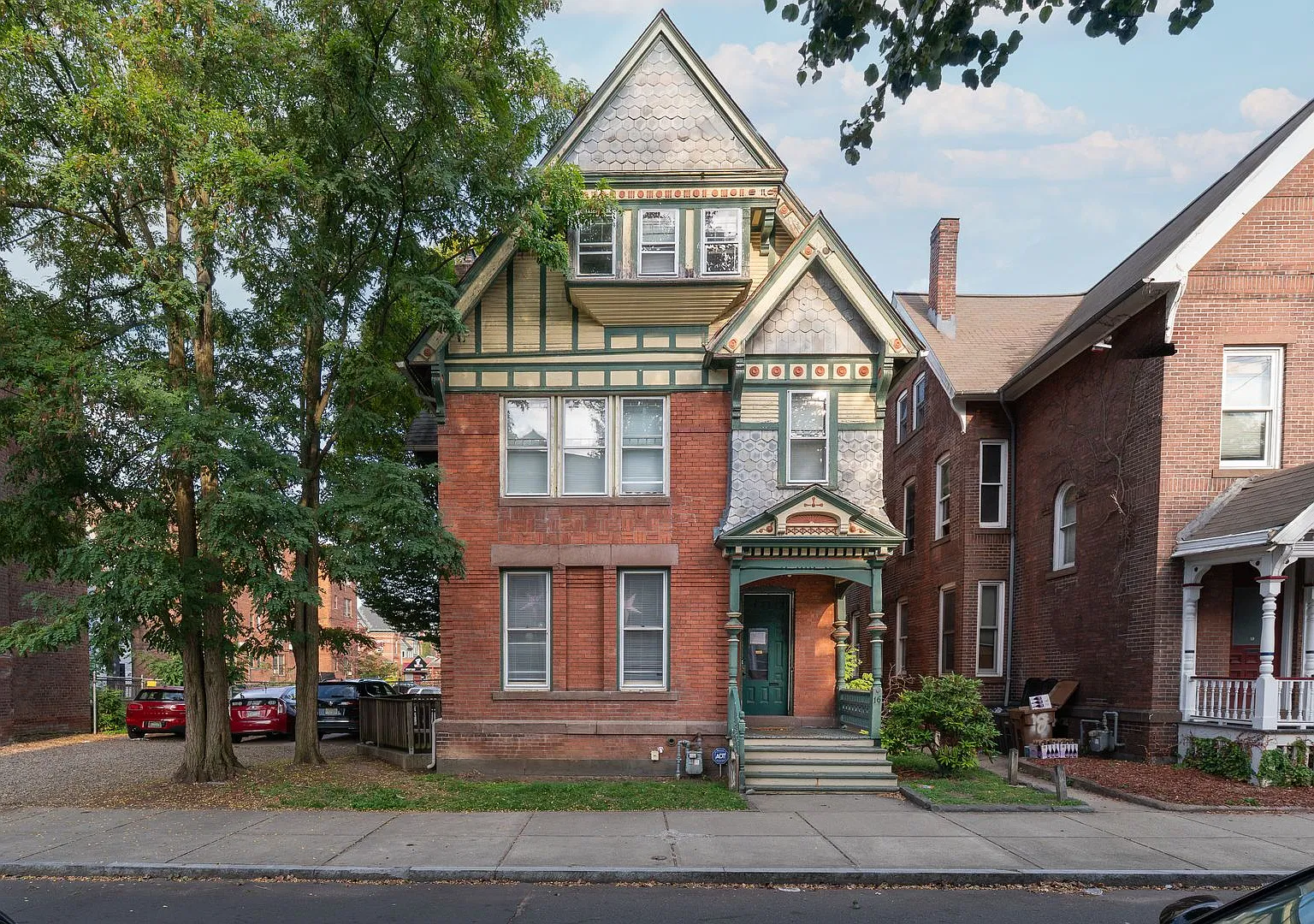 Spacious 8 Bed, 5 Bath House Right Next to Yale! ,Off- Street parking, Tons of Space! — Photo 1