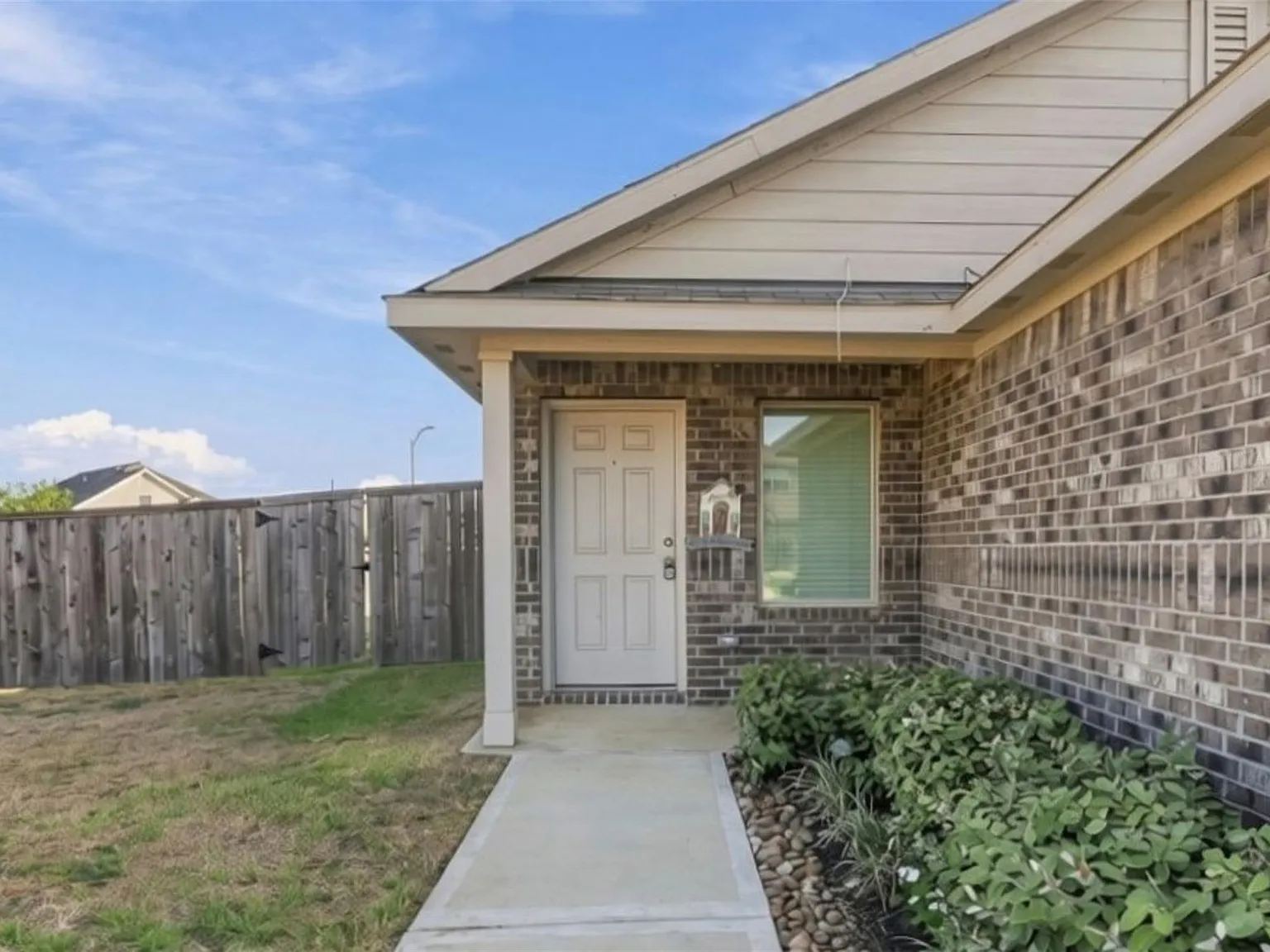 4 bed, 2.0 bath, 1631 sqft, $2,300 — Photo 2