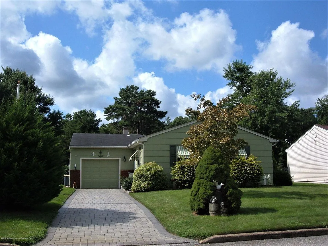 1051 Edgebrook Dr E photo 1